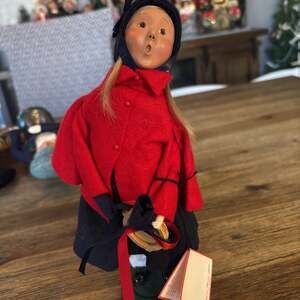 Byers' Choice Caroler 1995 Salvation Army Girl with The War Cry Papers